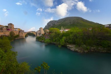 Mostar Köprüsü, evler ve minarelerle gün batımında Mostar 'ın muhteşem Skyline' ı. Konum: Mostar, Old Town, Bosna-Hersek, Avrupa