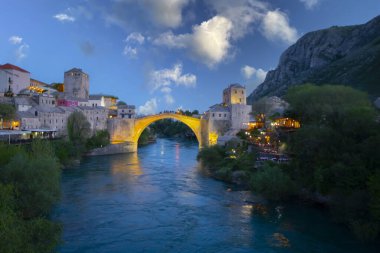Mostar Köprüsü, evler ve minarelerle gün batımında Mostar 'ın muhteşem Skyline' ı. Konum: Mostar, Old Town, Bosna-Hersek, Avrupa