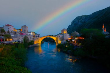Mostar Köprüsü, evler ve minarelerle gün batımında Mostar 'ın muhteşem Skyline' ı. Konum: Mostar, Old Town, Bosna-Hersek, Avrupa