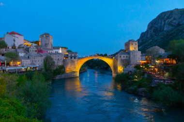 Mostar Köprüsü, evler ve minarelerle gün batımında Mostar 'ın muhteşem Skyline' ı. Konum: Mostar, Old Town, Bosna-Hersek, Avrupa