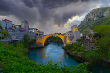 Mostar Köprüsü, evler ve minarelerle gün batımında Mostar 'ın muhteşem Skyline' ı. Konum: Mostar, Old Town, Bosna-Hersek, Avrupa