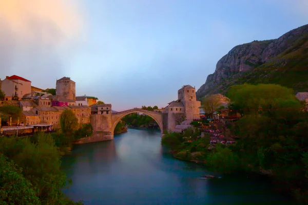 Mostar Köprüsü, evler ve minarelerle gün batımında Mostar 'ın muhteşem Skyline' ı. Konum: Mostar, Old Town, Bosna-Hersek, Avrupa