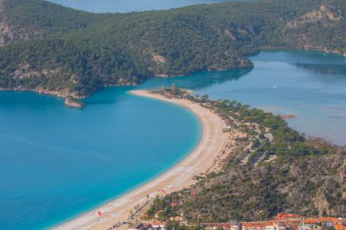 Blue Lagoon Ölüdeniz, Türkiye'de inanılmaz hava görünümünü. Dağları, yeşil orman, masmavi su, kumlu plajı ve mavi gökyüzünde parlak güneşli bir günde, yaz yatay. Arka plan seyahat. Üstten görünüm. Doğa