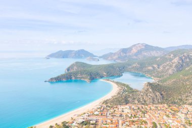 Blue Lagoon Ölüdeniz, Türkiye'de inanılmaz hava görünümünü. Dağları, yeşil orman, masmavi su, kumlu plajı ve mavi gökyüzünde parlak güneşli bir günde, yaz yatay. Arka plan seyahat. Üstten görünüm. Doğa