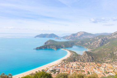 Blue Lagoon Ölüdeniz, Türkiye'de inanılmaz hava görünümünü. Dağları, yeşil orman, masmavi su, kumlu plajı ve mavi gökyüzünde parlak güneşli bir günde, yaz yatay. Arka plan seyahat. Üstten görünüm. Doğa
