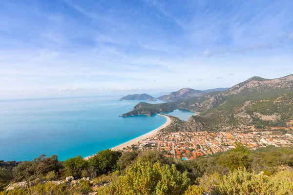 Blue Lagoon Ölüdeniz, Türkiye'de inanılmaz hava görünümünü. Dağları, yeşil orman, masmavi su, kumlu plajı ve mavi gökyüzünde parlak güneşli bir günde, yaz yatay. Arka plan seyahat. Üstten görünüm. Doğa
