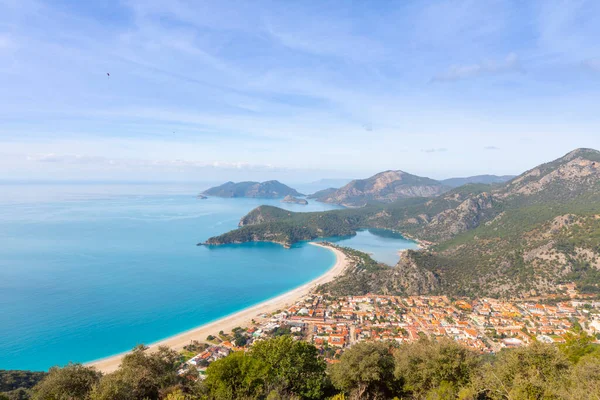 Blue Lagoon Ölüdeniz, Türkiye'de inanılmaz hava görünümünü. Dağları, yeşil orman, masmavi su, kumlu plajı ve mavi gökyüzünde parlak güneşli bir günde, yaz yatay. Arka plan seyahat. Üstten görünüm. Doğa