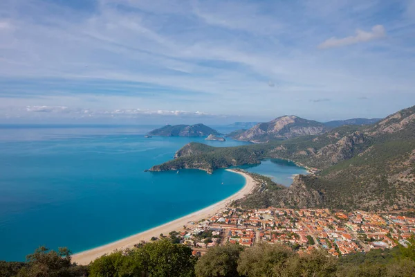 Blue Lagoon Ölüdeniz, Türkiye'de inanılmaz hava görünümünü. Dağları, yeşil orman, masmavi su, kumlu plajı ve mavi gökyüzünde parlak güneşli bir günde, yaz yatay. Arka plan seyahat. Üstten görünüm. Doğa
