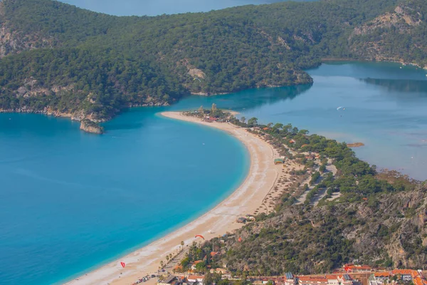Blue Lagoon Ölüdeniz, Türkiye'de inanılmaz hava görünümünü. Dağları, yeşil orman, masmavi su, kumlu plajı ve mavi gökyüzünde parlak güneşli bir günde, yaz yatay. Arka plan seyahat. Üstten görünüm. Doğa