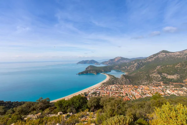 Blue Lagoon Ölüdeniz, Türkiye'de inanılmaz hava görünümünü. Dağları, yeşil orman, masmavi su, kumlu plajı ve mavi gökyüzünde parlak güneşli bir günde, yaz yatay. Arka plan seyahat. Üstten görünüm. Doğa