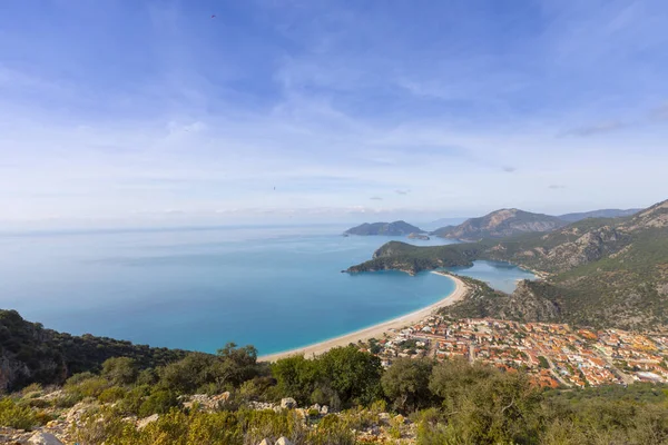 Blue Lagoon Ölüdeniz, Türkiye'de inanılmaz hava görünümünü. Dağları, yeşil orman, masmavi su, kumlu plajı ve mavi gökyüzünde parlak güneşli bir günde, yaz yatay. Arka plan seyahat. Üstten görünüm. Doğa