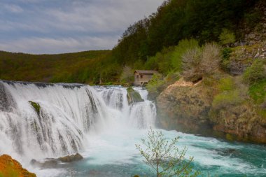 Strbacki Buk Şelalesi Bosna-Hersek 'in Una Nehri üzerinde