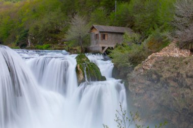 Strbacki Buk Şelalesi Bosna-Hersek 'in Una Nehri üzerinde