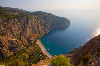 Türkiye 'nin batısındaki Oludeniz / Fethiye ilindeki Kelebek Vadisi (kelebekler vadisi). Bu vadiye sadece kayıkla ya da kaya tırmanışıyla ulaşabilirsiniz.