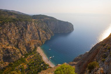 Türkiye 'nin batısındaki Oludeniz / Fethiye ilindeki Kelebek Vadisi (kelebekler vadisi). Bu vadiye sadece kayıkla ya da kaya tırmanışıyla ulaşabilirsiniz.