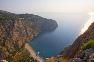 Türkiye 'nin batısındaki Oludeniz / Fethiye ilindeki Kelebek Vadisi (kelebekler vadisi). Bu vadiye sadece kayıkla ya da kaya tırmanışıyla ulaşabilirsiniz.