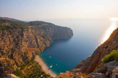Türkiye 'nin batısındaki Oludeniz / Fethiye ilindeki Kelebek Vadisi (kelebekler vadisi). Bu vadiye sadece kayıkla ya da kaya tırmanışıyla ulaşabilirsiniz.