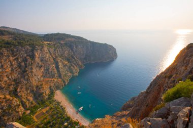 Türkiye 'nin batısındaki Oludeniz / Fethiye ilindeki Kelebek Vadisi (kelebekler vadisi). Bu vadiye sadece kayıkla ya da kaya tırmanışıyla ulaşabilirsiniz.