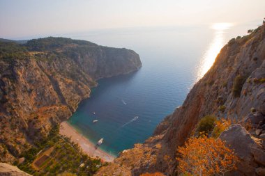 Türkiye 'nin batısındaki Oludeniz / Fethiye ilindeki Kelebek Vadisi (kelebekler vadisi). Bu vadiye sadece kayıkla ya da kaya tırmanışıyla ulaşabilirsiniz.