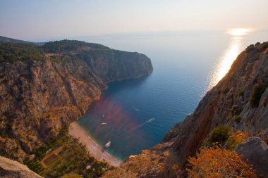 Türkiye 'nin batısındaki Oludeniz / Fethiye ilindeki Kelebek Vadisi (kelebekler vadisi). Bu vadiye sadece kayıkla ya da kaya tırmanışıyla ulaşabilirsiniz.