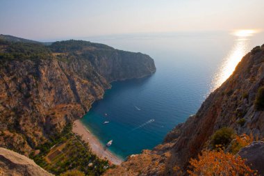 Türkiye 'nin batısındaki Oludeniz / Fethiye ilindeki Kelebek Vadisi (kelebekler vadisi). Bu vadiye sadece kayıkla ya da kaya tırmanışıyla ulaşabilirsiniz.