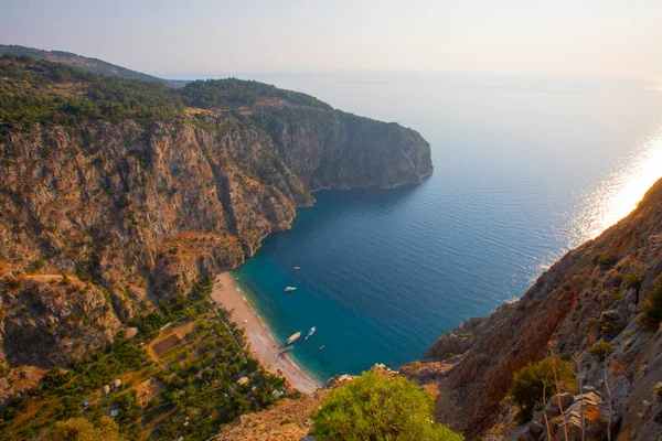 Türkiye 'nin batısındaki Oludeniz / Fethiye ilindeki Kelebek Vadisi (kelebekler vadisi). Bu vadiye sadece kayıkla ya da kaya tırmanışıyla ulaşabilirsiniz.