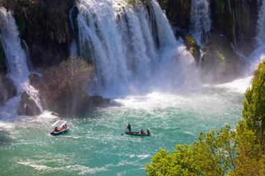 Güney Bosna-Hersek 'te Kravica şelalelerinin altında kürek çeken küçük bir tekne.