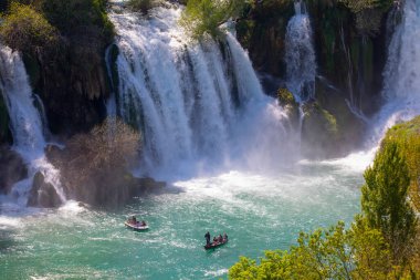 Güney Bosna-Hersek 'te Kravica şelalelerinin altında kürek çeken küçük bir tekne.