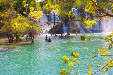 Güney Bosna-Hersek 'te Kravica şelalelerinin altında kürek çeken küçük bir tekne.