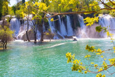 Güney Bosna-Hersek 'te Kravica şelalelerinin altında kürek çeken küçük bir tekne.