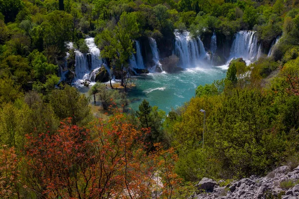 Güney Bosna-Hersek 'te Kravica şelalelerinin altında kürek çeken küçük bir tekne.