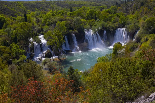 Güney Bosna-Hersek 'te Kravica şelalelerinin altında kürek çeken küçük bir tekne.