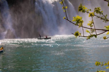 Güney Bosna-Hersek 'te Kravica şelalelerinin altında kürek çeken küçük bir tekne.