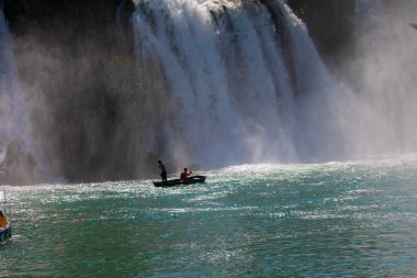 Güney Bosna-Hersek 'te Kravica şelalelerinin altında kürek çeken küçük bir tekne.