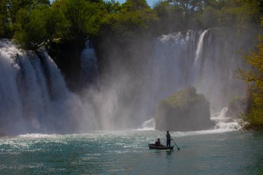 Güney Bosna-Hersek 'te Kravica şelalelerinin altında kürek çeken küçük bir tekne.