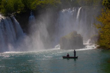 Güney Bosna-Hersek 'te Kravica şelalelerinin altında kürek çeken küçük bir tekne.