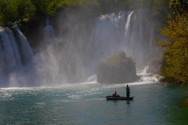 Güney Bosna-Hersek 'te Kravica şelalelerinin altında kürek çeken küçük bir tekne.