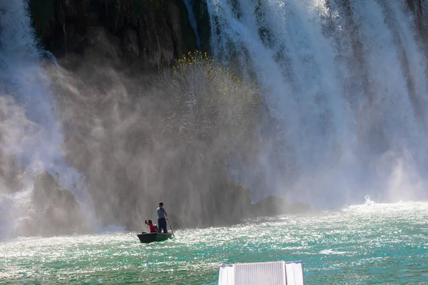 Güney Bosna-Hersek 'te Kravica şelalelerinin altında kürek çeken küçük bir tekne.
