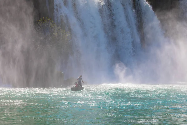 Güney Bosna-Hersek 'te Kravica şelalelerinin altında kürek çeken küçük bir tekne.