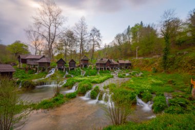 Bosna-Hersek 'in Jajce kasabası yakınlarındaki Pliva gölleri tarafından Mlincici adı verilen eski ahşap su değirmenleri.