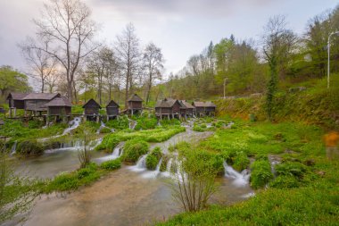 Bosna-Hersek 'in Jajce kasabası yakınlarındaki Pliva gölleri tarafından Mlincici adı verilen eski ahşap su değirmenleri.