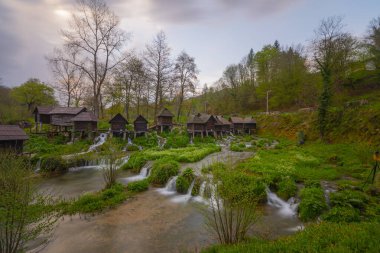 Bosna-Hersek 'in Jajce kasabası yakınlarındaki Pliva gölleri tarafından Mlincici adı verilen eski ahşap su değirmenleri.
