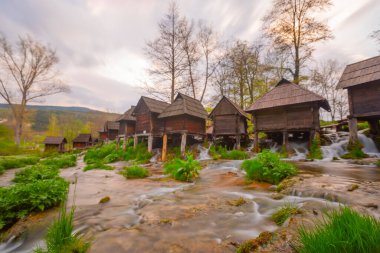 Bosna-Hersek 'in Jajce kasabası yakınlarındaki Pliva gölleri tarafından Mlincici adı verilen eski ahşap su değirmenleri.