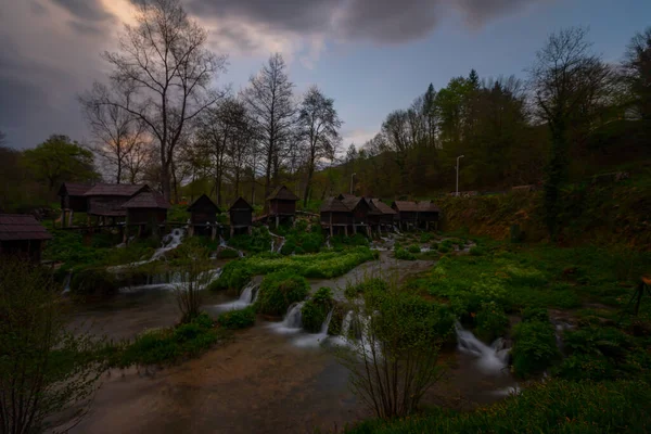 Bosna-Hersek 'in Jajce kasabası yakınlarındaki Pliva gölleri tarafından Mlincici adı verilen eski ahşap su değirmenleri.
