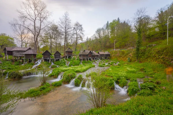 Bosna-Hersek 'in Jajce kasabası yakınlarındaki Pliva gölleri tarafından Mlincici adı verilen eski ahşap su değirmenleri.