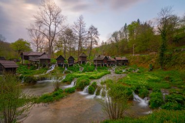 Bosna-Hersek 'in Jajce kasabası yakınlarındaki Pliva gölleri tarafından Mlincici adı verilen eski ahşap su değirmenleri.