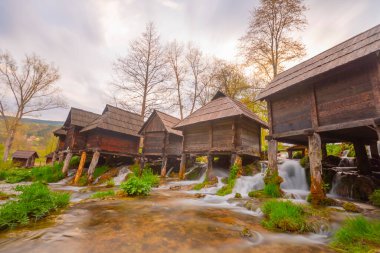 Bosna-Hersek 'in Jajce kasabası yakınlarındaki Pliva gölleri tarafından Mlincici adı verilen eski ahşap su değirmenleri.