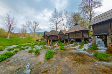 Bosna-Hersek 'in Jajce kasabası yakınlarındaki Pliva gölleri tarafından Mlincici adı verilen eski ahşap su değirmenleri.