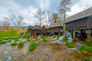 Bosna-Hersek 'in Jajce kasabası yakınlarındaki Pliva gölleri tarafından Mlincici adı verilen eski ahşap su değirmenleri.