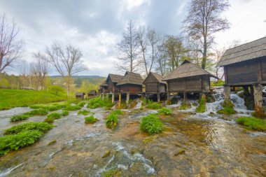 Bosna-Hersek 'in Jajce kasabası yakınlarındaki Pliva gölleri tarafından Mlincici adı verilen eski ahşap su değirmenleri.
